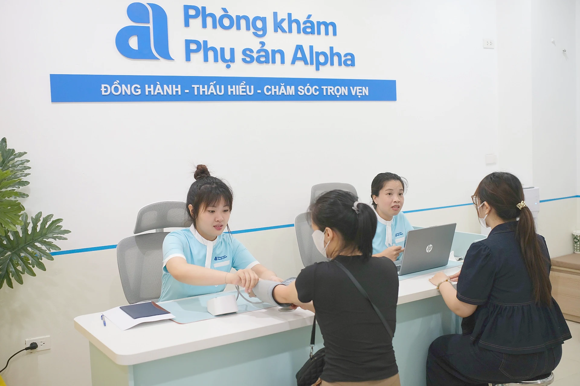 Quầy tiếp đón và hướng dẫn tại Phòng Khám Phụ Sản Alpha