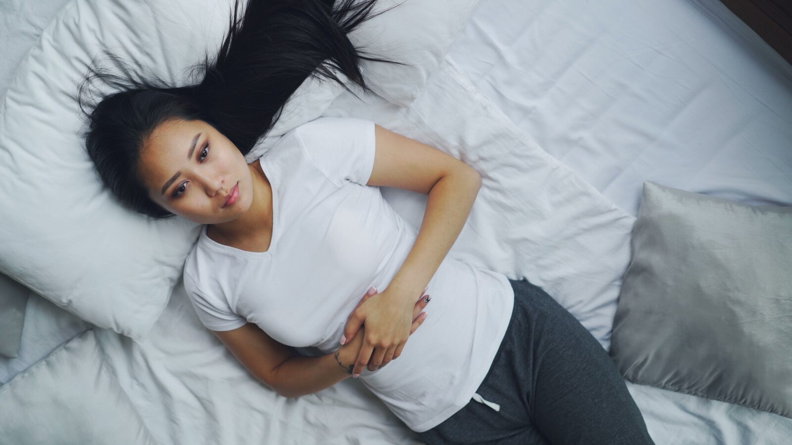 Ra huyết trắng màu vàng có nguy hiểm không?